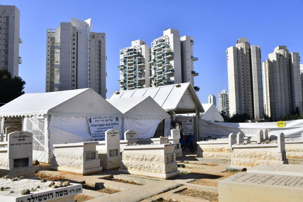 יום השנה ה-כ"ג: רבבות עלו לציונו של מנהיג היהדות החרדית יום השנה ה-כ"ג: רבבות עלו לציונו של מנהיג היהדות החרדית