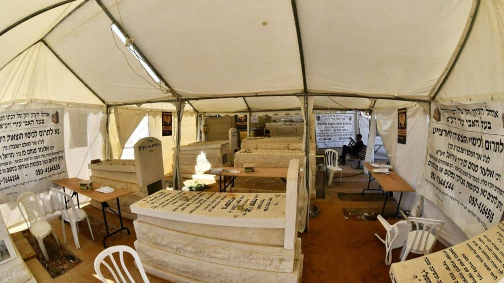 יום השנה ה-כ"ג: רבבות עלו לציונו של מנהיג היהדות החרדית יום השנה ה-כ"ג: רבבות עלו לציונו של מנהיג היהדות החרדית