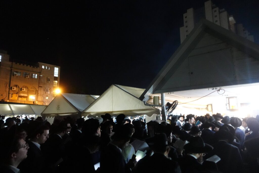 יום השנה ה-כ"ג: רבבות עלו לציונו של מנהיג היהדות החרדית יום השנה ה-כ"ג: רבבות עלו לציונו של מנהיג היהדות החרדית