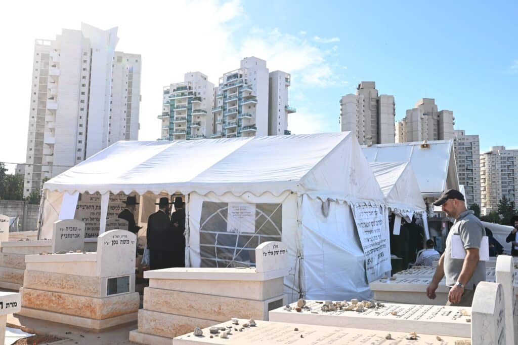 יום השנה ה-כ"ג: רבבות עלו לציונו של מנהיג היהדות החרדית יום השנה ה-כ"ג: רבבות עלו לציונו של מנהיג היהדות החרדית