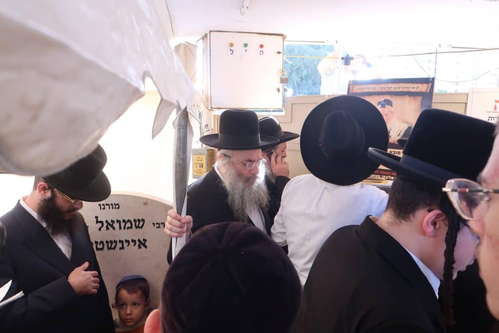 יום השנה ה-כ"ג: רבבות עלו לציונו של מנהיג היהדות החרדית יום השנה ה-כ"ג: רבבות עלו לציונו של מנהיג היהדות החרדית