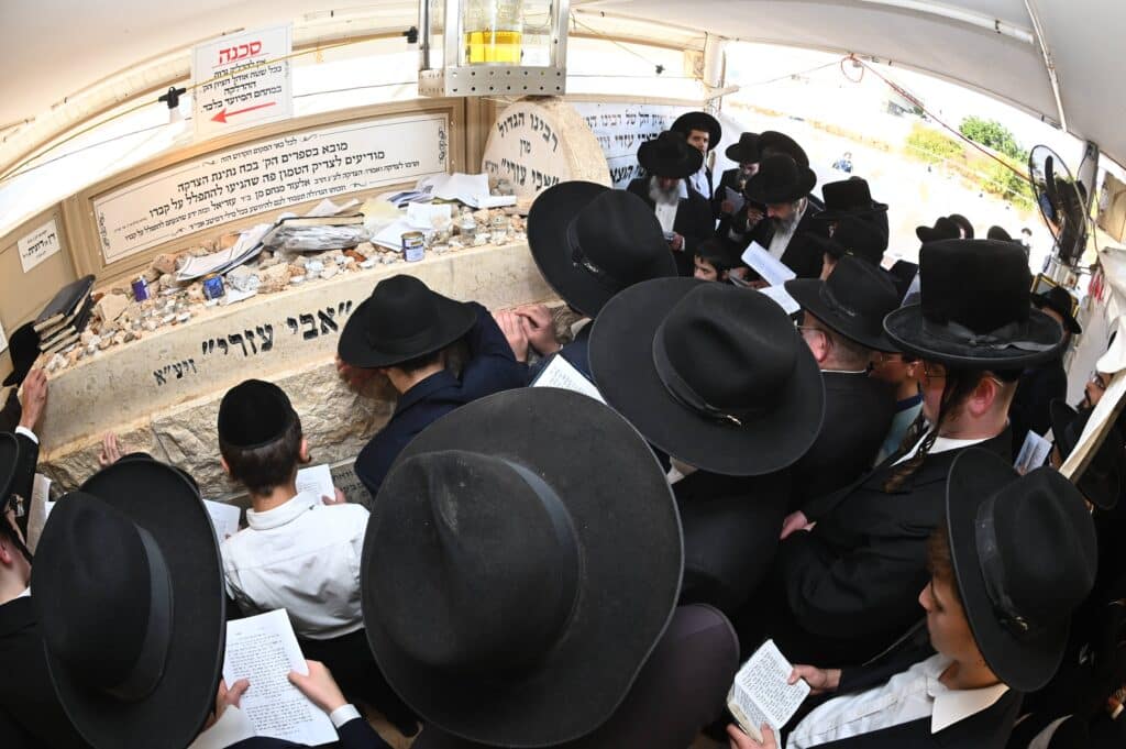 יום השנה ה-כ"ג: רבבות עלו לציונו של מנהיג היהדות החרדית יום השנה ה-כ"ג: רבבות עלו לציונו של מנהיג היהדות החרדית