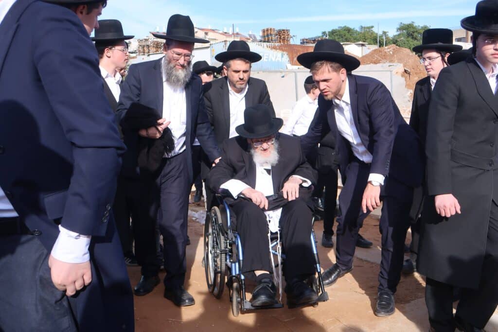 יום השנה ה-כ"ג: רבבות עלו לציונו של מנהיג היהדות החרדית יום השנה ה-כ"ג: רבבות עלו לציונו של מנהיג היהדות החרדית