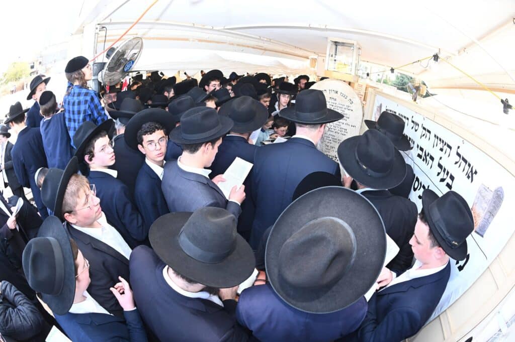 יום השנה ה-כ"ג: רבבות עלו לציונו של מנהיג היהדות החרדית יום השנה ה-כ"ג: רבבות עלו לציונו של מנהיג היהדות החרדית