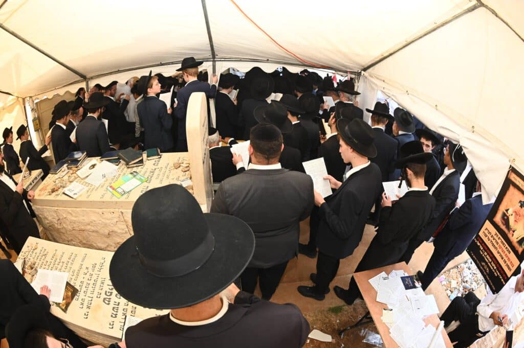 יום השנה ה-כ"ג: רבבות עלו לציונו של מנהיג היהדות החרדית יום השנה ה-כ"ג: רבבות עלו לציונו של מנהיג היהדות החרדית