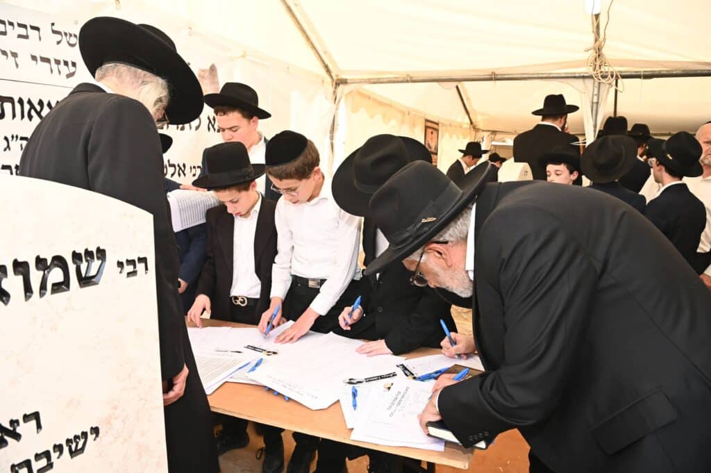 יום השנה ה-כ"ג: רבבות עלו לציונו של מנהיג היהדות החרדית יום השנה ה-כ"ג: רבבות עלו לציונו של מנהיג היהדות החרדית