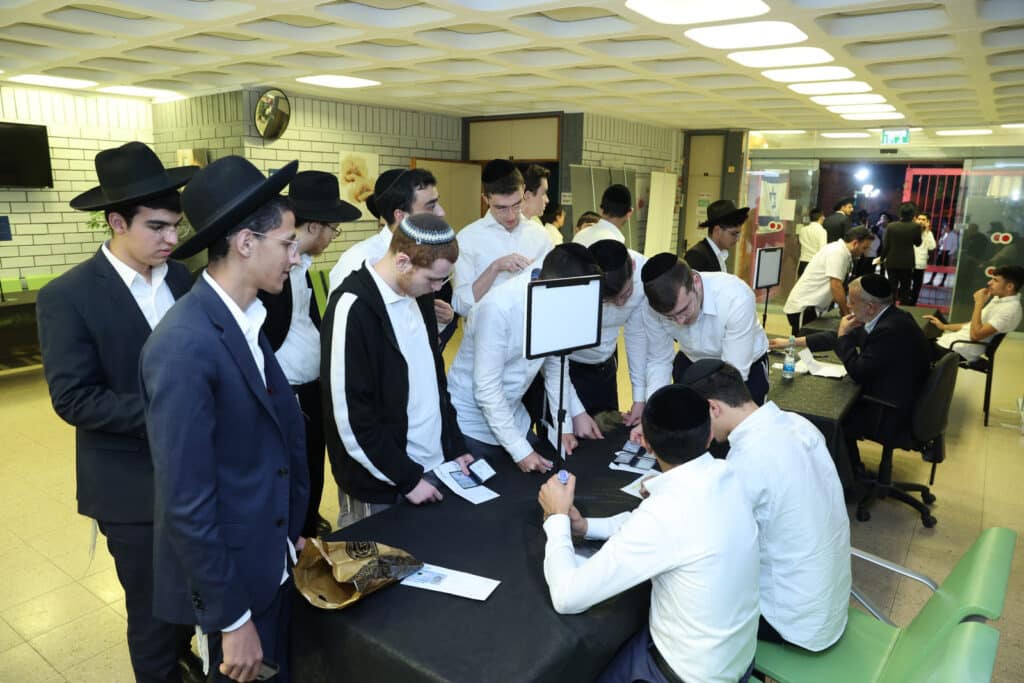 מגנא ומצלא: בפתח תקווה חלקו מלגות לבחורי הישיבות מהעיר מגנא ומצלא: בפתח תקווה חלקו מלגות לבחורי הישיבות מהעיר