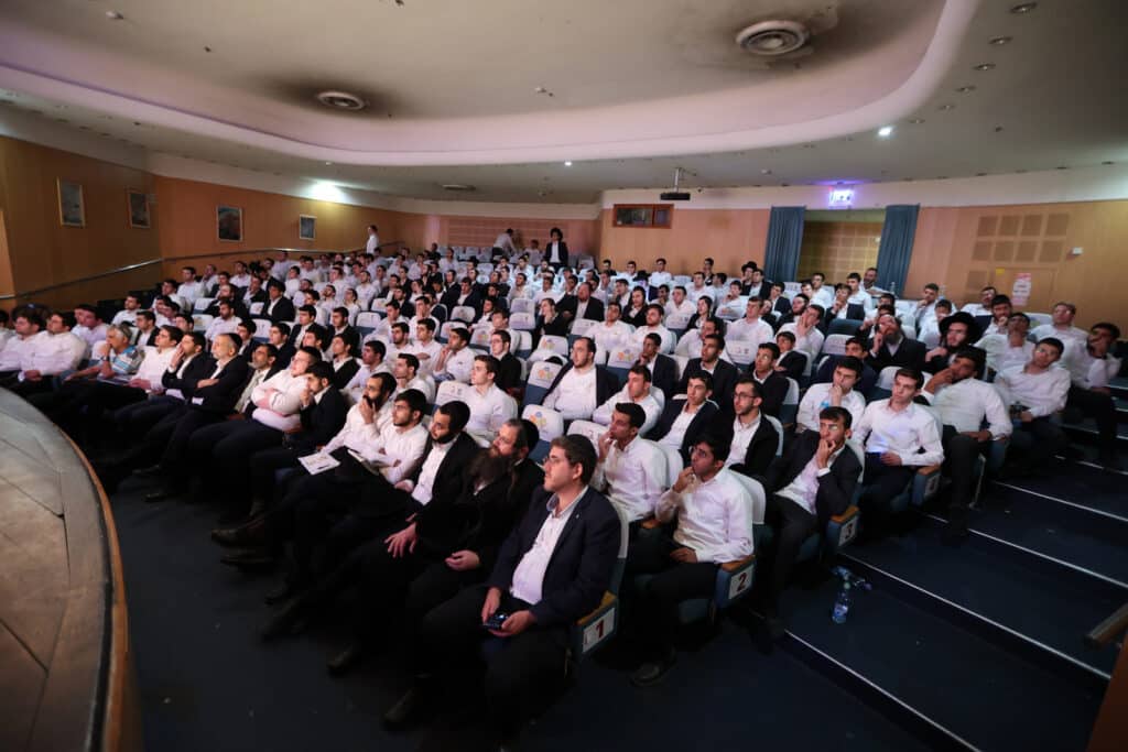 מגנא ומצלא: בפתח תקווה חלקו מלגות לבחורי הישיבות מהעיר מגנא ומצלא: בפתח תקווה חלקו מלגות לבחורי הישיבות מהעיר