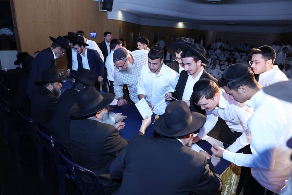 מגנא ומצלא: בפתח תקווה חלקו מלגות לבחורי הישיבות מהעיר מגנא ומצלא: בפתח תקווה חלקו מלגות לבחורי הישיבות מהעיר