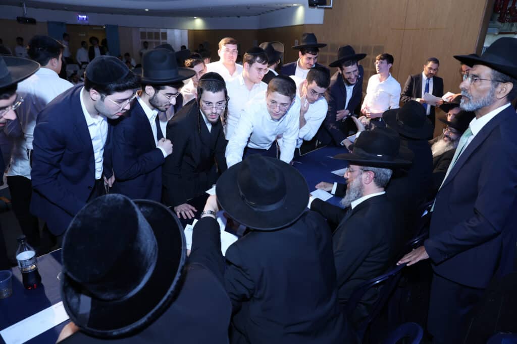 מגנא ומצלא: בפתח תקווה חלקו מלגות לבחורי הישיבות מהעיר מגנא ומצלא: בפתח תקווה חלקו מלגות לבחורי הישיבות מהעיר