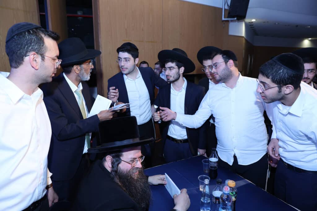 מגנא ומצלא: בפתח תקווה חלקו מלגות לבחורי הישיבות מהעיר מגנא ומצלא: בפתח תקווה חלקו מלגות לבחורי הישיבות מהעיר