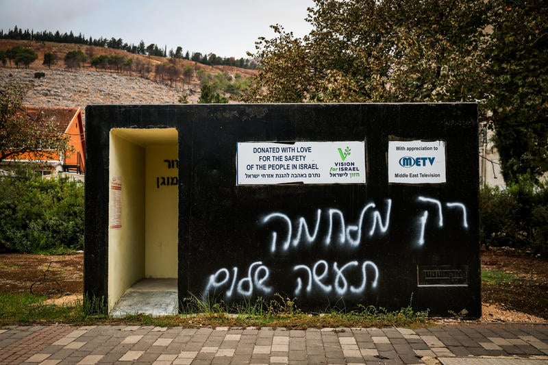 שקי חול ובתים הרוסים: סיור מצולם במושבה הנטושה מטולה