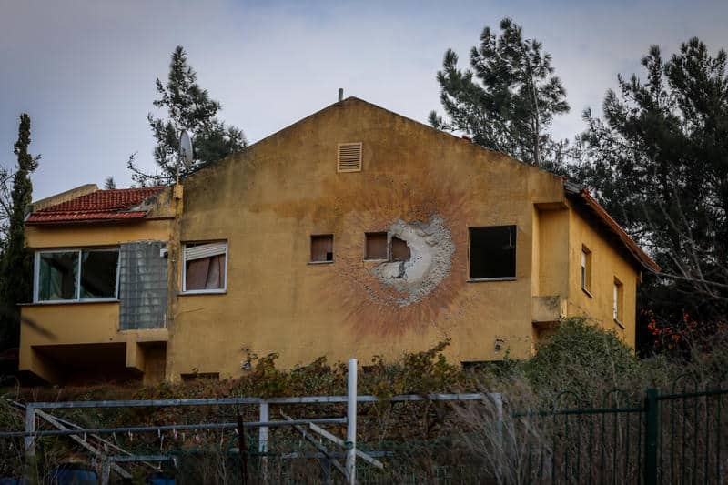 שקי חול ובתים הרוסים: סיור מצולם במושבה הנטושה מטולה