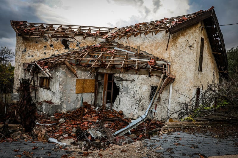 שקי חול ובתים הרוסים: סיור מצולם במושבה הנטושה מטולה