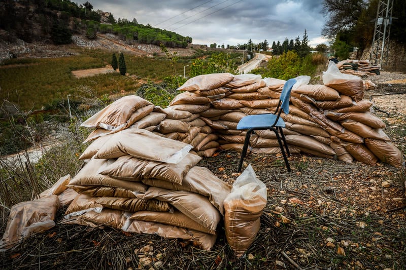 שקי חול ובתים הרוסים: סיור מצולם במושבה הנטושה מטולה