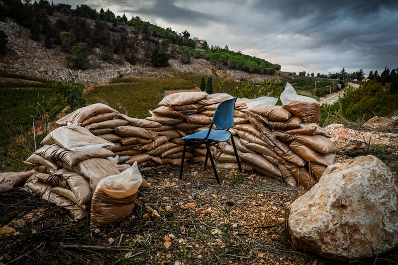 שקי חול ובתים הרוסים: סיור מצולם במושבה הנטושה מטולה