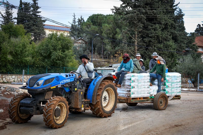 שקי חול ובתים הרוסים: סיור מצולם במושבה הנטושה מטולה