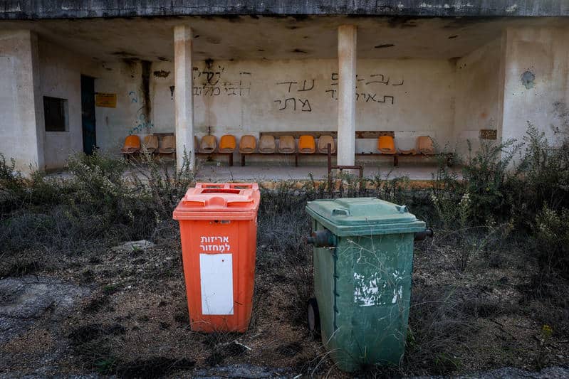 שקי חול ובתים הרוסים: סיור מצולם במושבה הנטושה מטולה