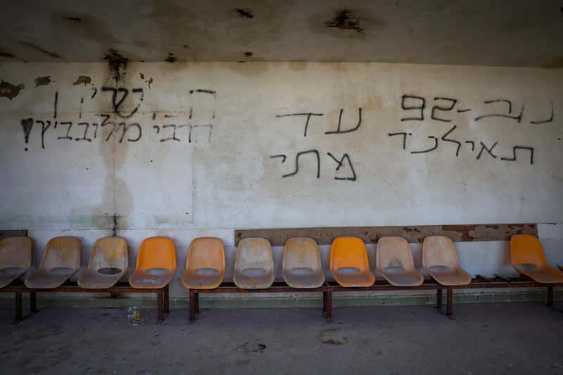 שקי חול ובתים הרוסים: סיור מצולם במושבה הנטושה מטולה