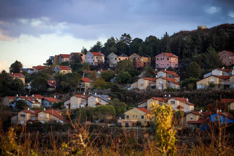 שקי חול ובתים הרוסים: סיור מצולם במושבה הנטושה מטולה