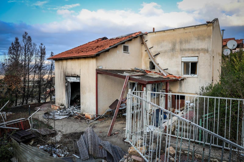 שקי חול ובתים הרוסים: סיור מצולם במושבה הנטושה מטולה