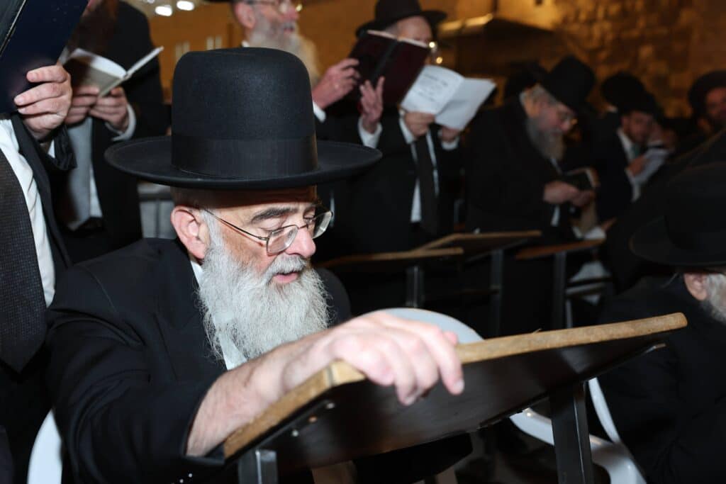 גלריה: רבבות העתירו בכותל המערבי לרפואתו של מנהיג הפלג