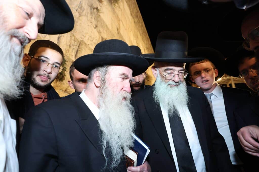 גלריה: רבבות העתירו בכותל המערבי לרפואתו של מנהיג הפלג