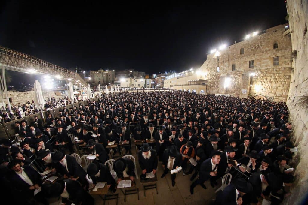 גלריה: רבבות העתירו בכותל המערבי לרפואתו של מנהיג הפלג