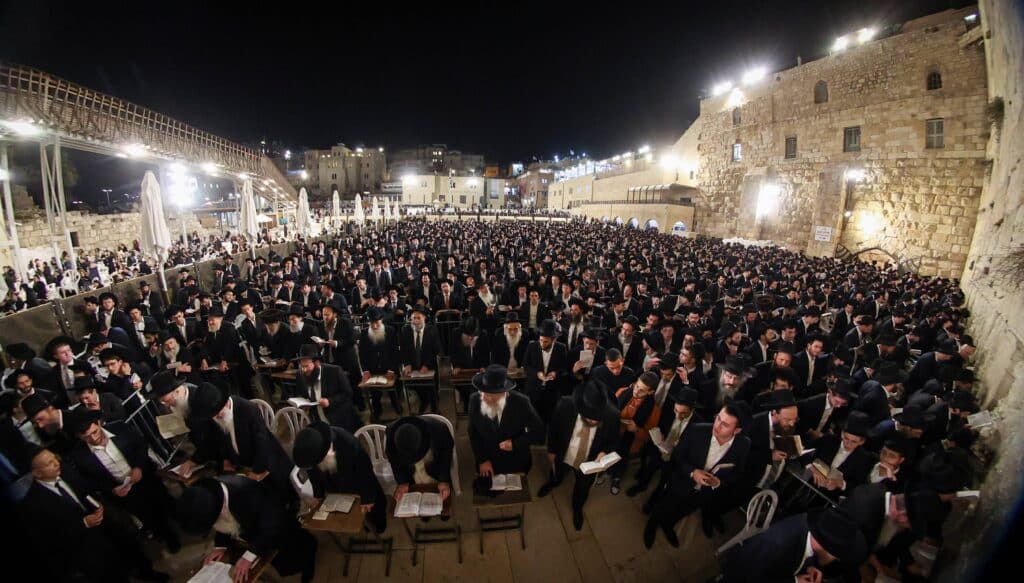 גלריה: רבבות העתירו בכותל המערבי לרפואתו של מנהיג הפלג