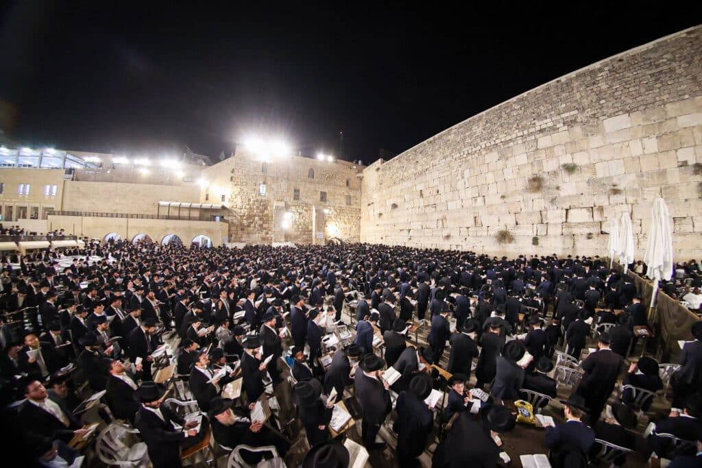 גלריה: רבבות העתירו בכותל המערבי לרפואתו של מנהיג הפלג