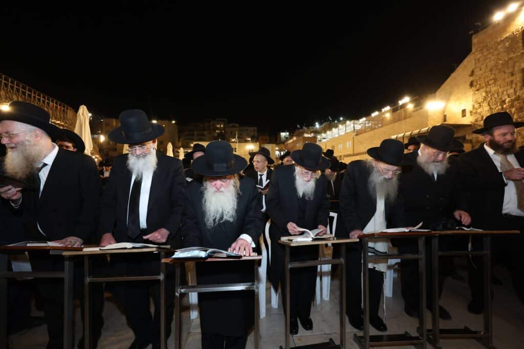 גלריה: רבבות העתירו בכותל המערבי לרפואתו של מנהיג הפלג