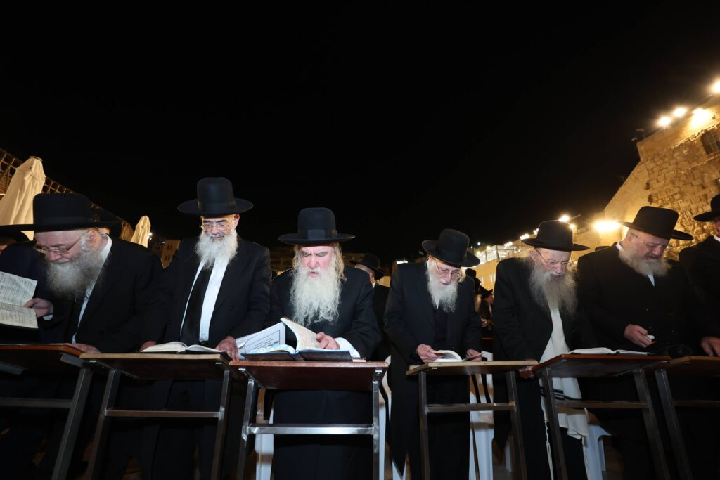 גלריה: רבבות העתירו בכותל המערבי לרפואתו של מנהיג הפלג