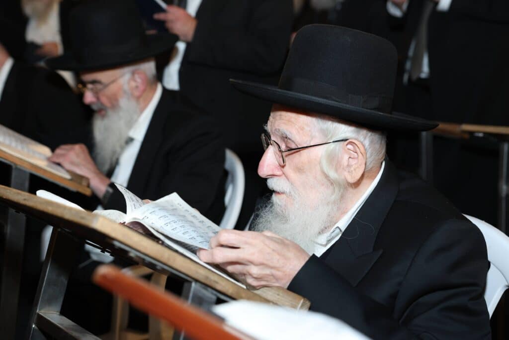 גלריה: רבבות העתירו בכותל המערבי לרפואתו של מנהיג הפלג