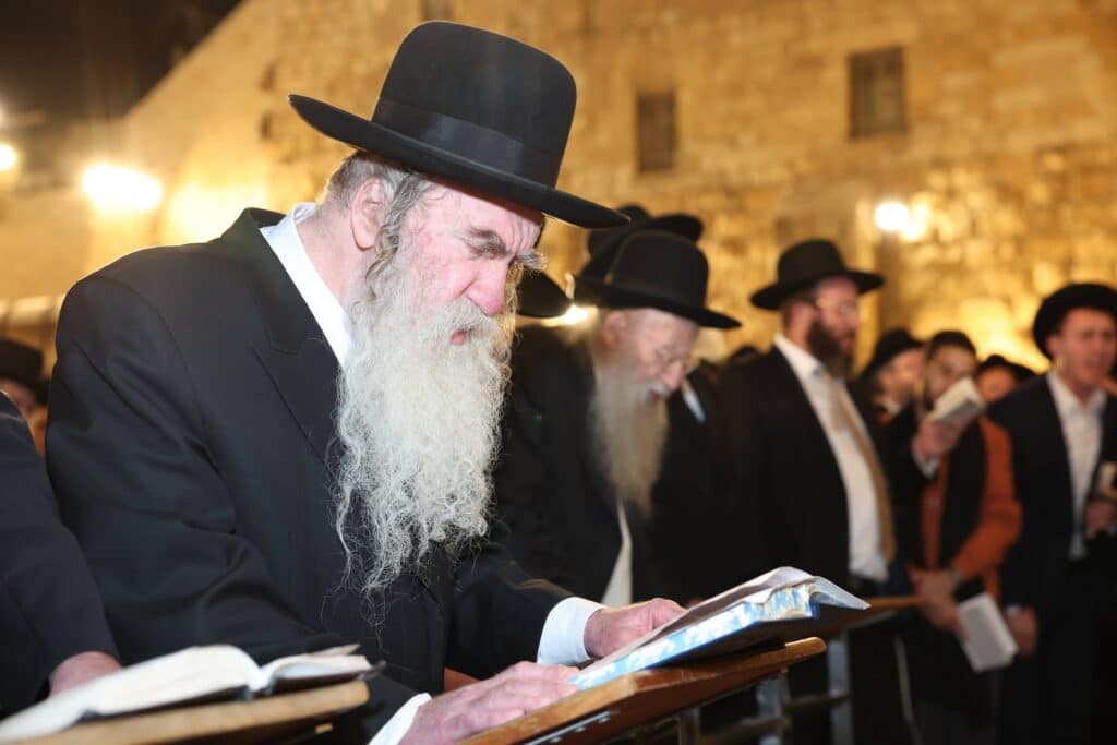 גלריה: רבבות העתירו בכותל המערבי לרפואתו של מנהיג הפלג