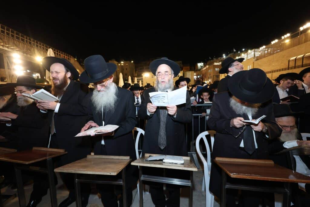 גלריה: רבבות העתירו בכותל המערבי לרפואתו של מנהיג הפלג