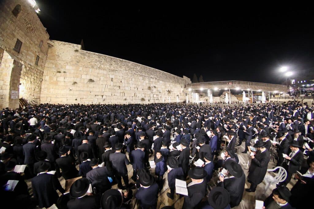 גלריה: רבבות העתירו בכותל המערבי לרפואתו של מנהיג הפלג