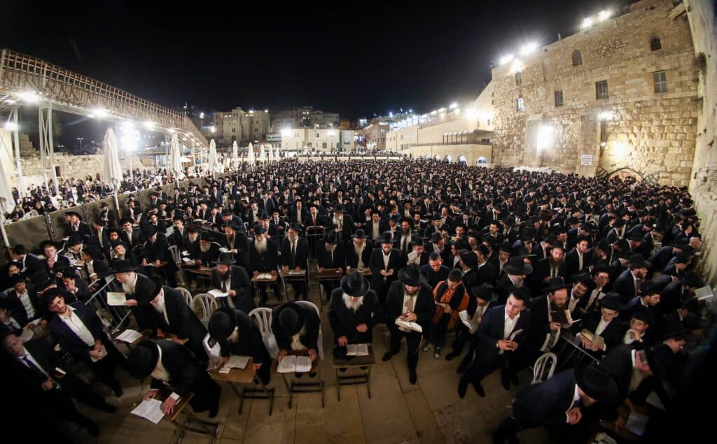 גלריה: רבבות העתירו בכותל המערבי לרפואתו של מנהיג הפלג