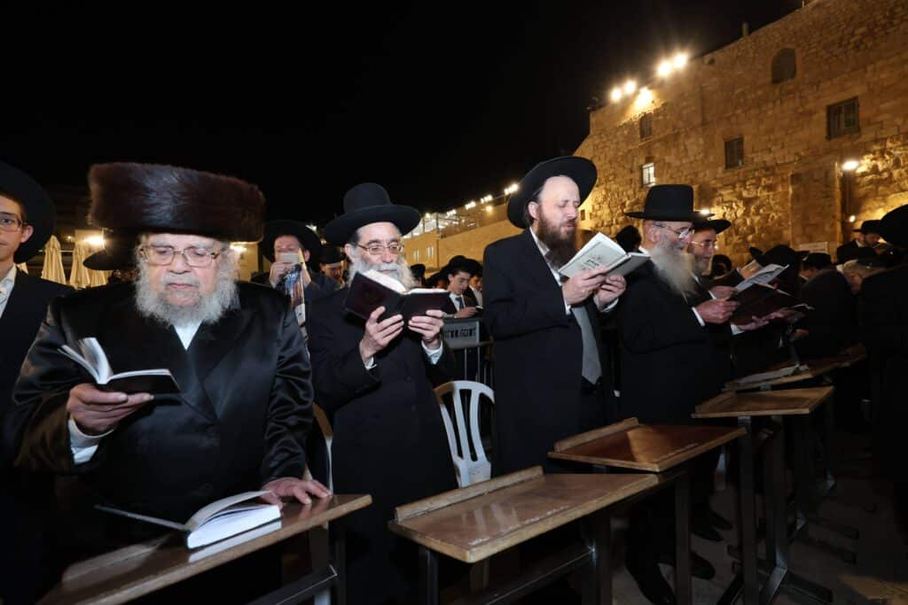 גלריה: רבבות העתירו בכותל המערבי לרפואתו של מנהיג הפלג