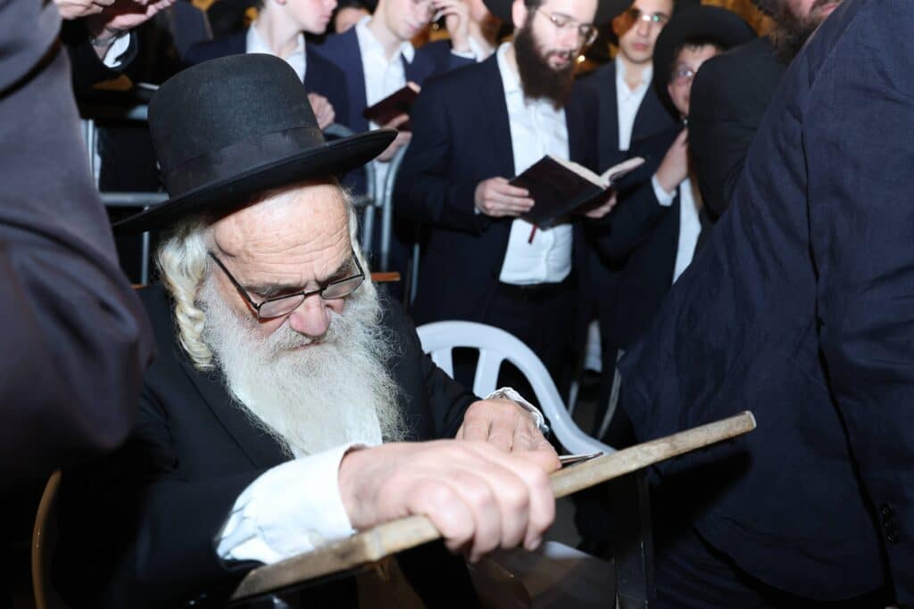 גלריה: רבבות העתירו בכותל המערבי לרפואתו של מנהיג הפלג