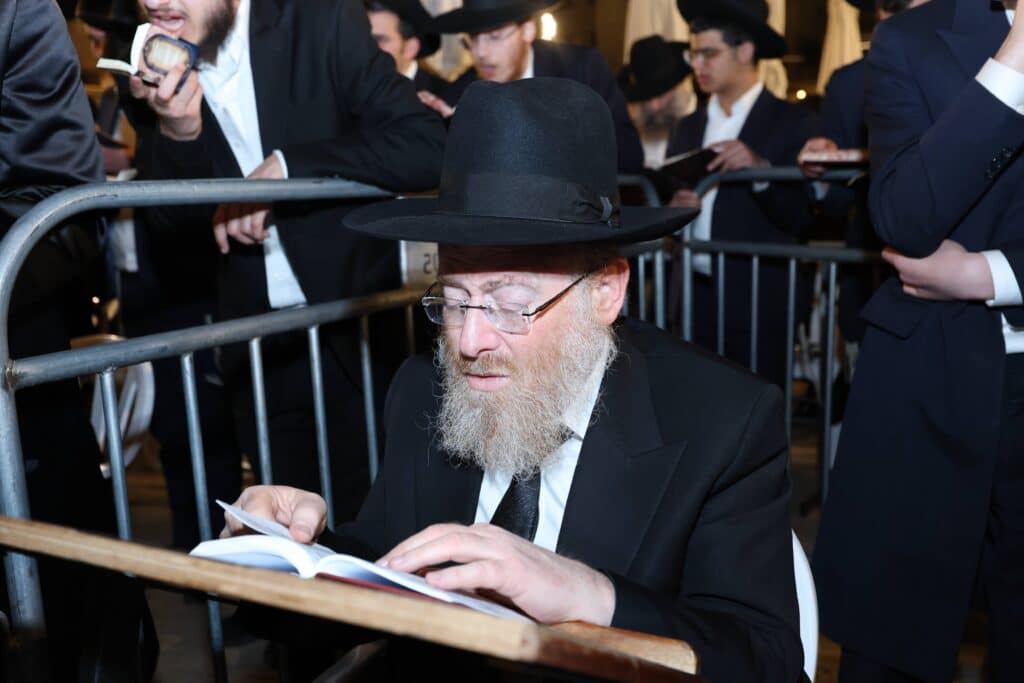 גלריה: רבבות העתירו בכותל המערבי לרפואתו של מנהיג הפלג