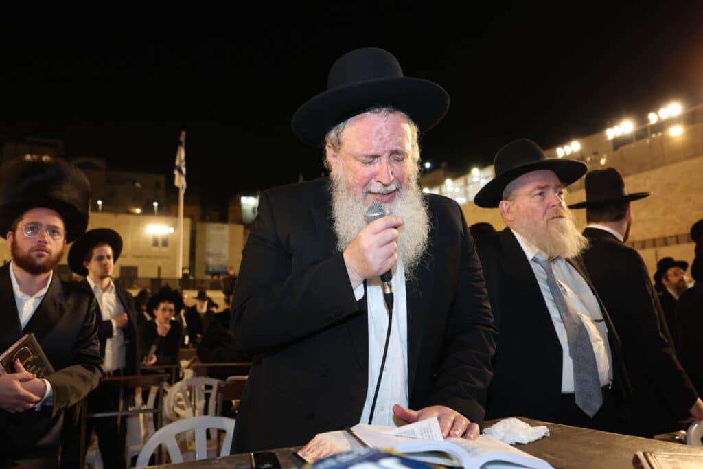 גלריה: רבבות העתירו בכותל המערבי לרפואתו של מנהיג הפלג