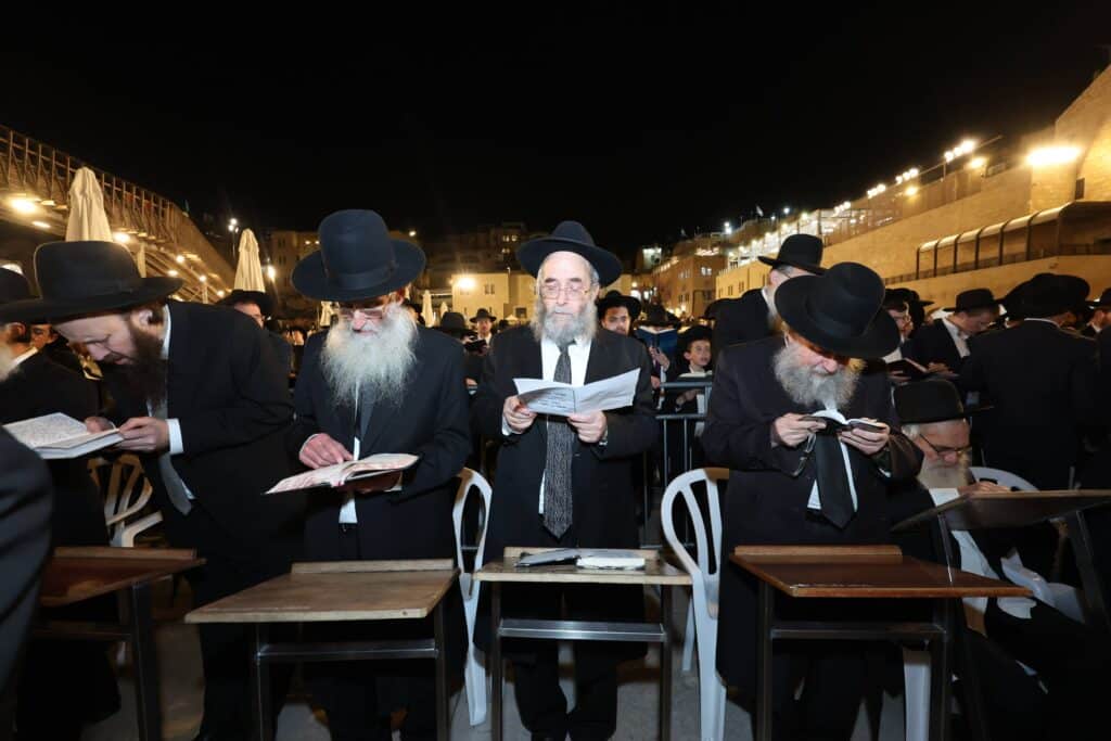 גלריה: רבבות העתירו בכותל המערבי לרפואתו של מנהיג הפלג