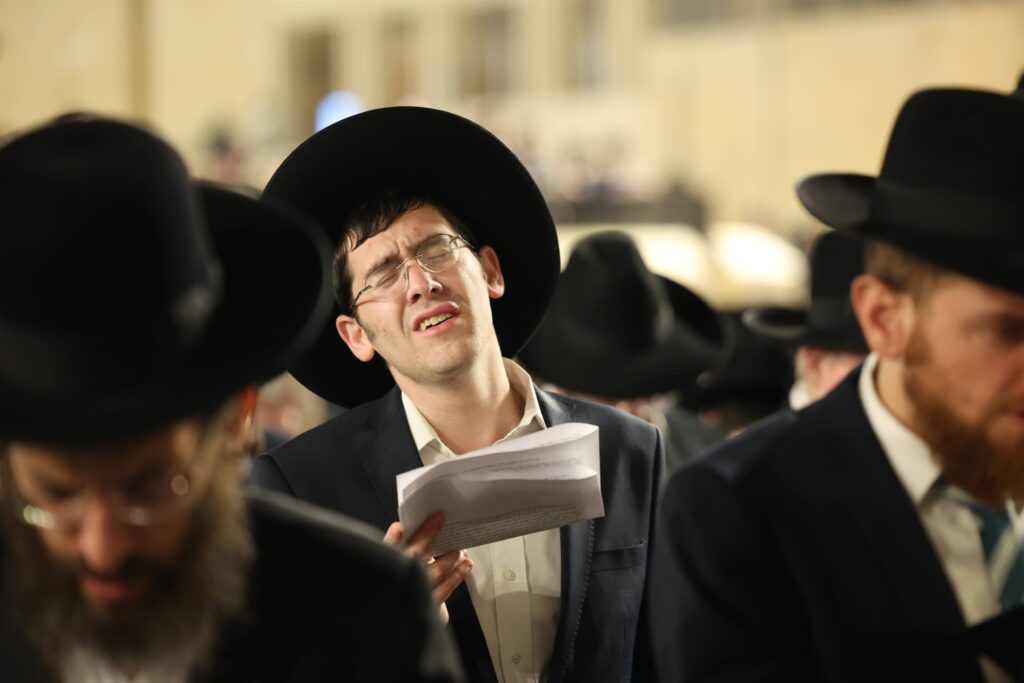 גלריה: רבבות העתירו בכותל המערבי לרפואתו של מנהיג הפלג