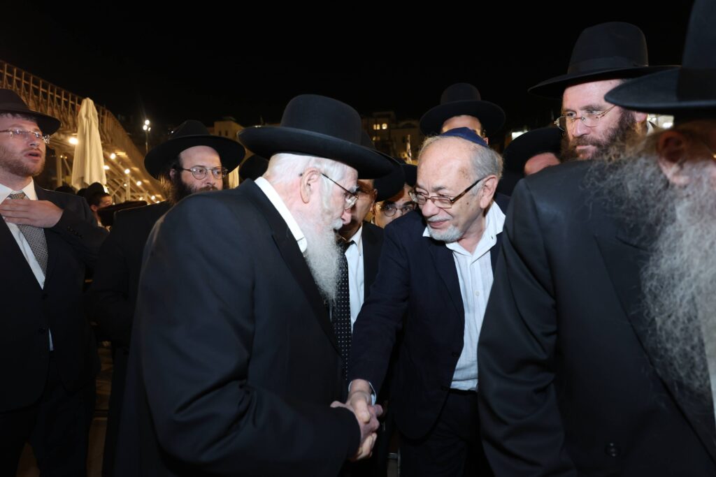 גלריה: רבבות העתירו בכותל המערבי לרפואתו של מנהיג הפלג