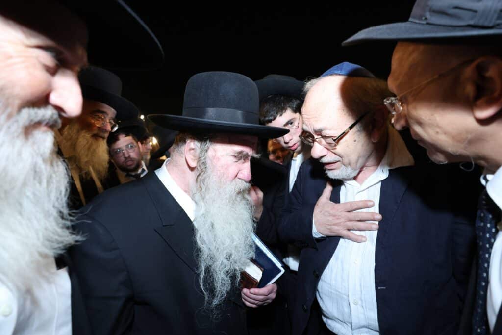 גלריה: רבבות העתירו בכותל המערבי לרפואתו של מנהיג הפלג