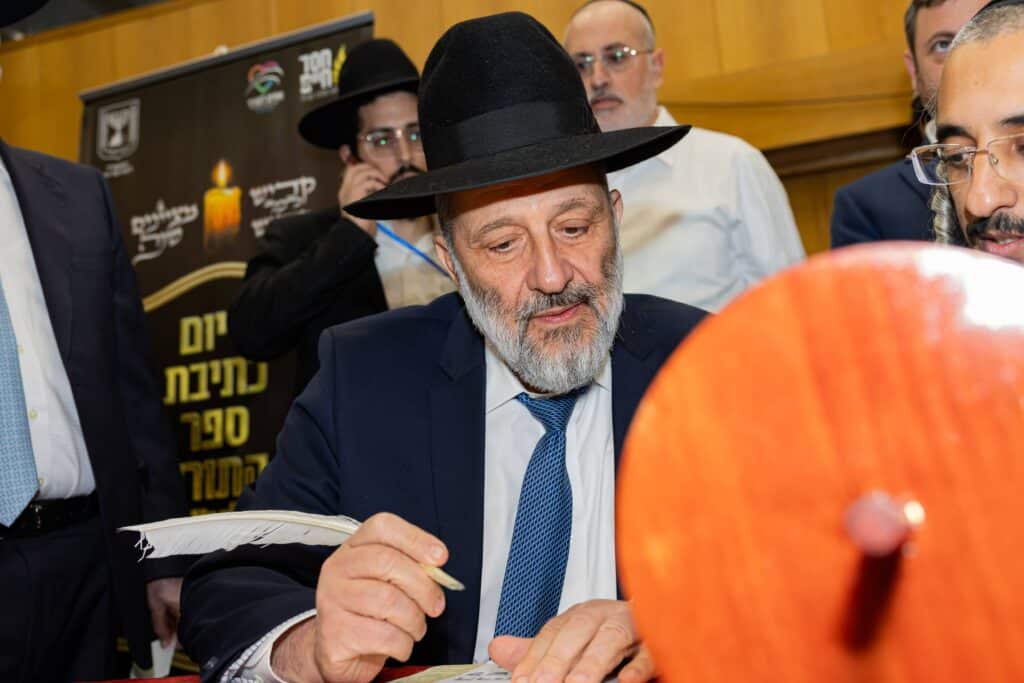 אלפים בערב זיכרון לנרצחים והנופלים במלחמת חרבות ברזל