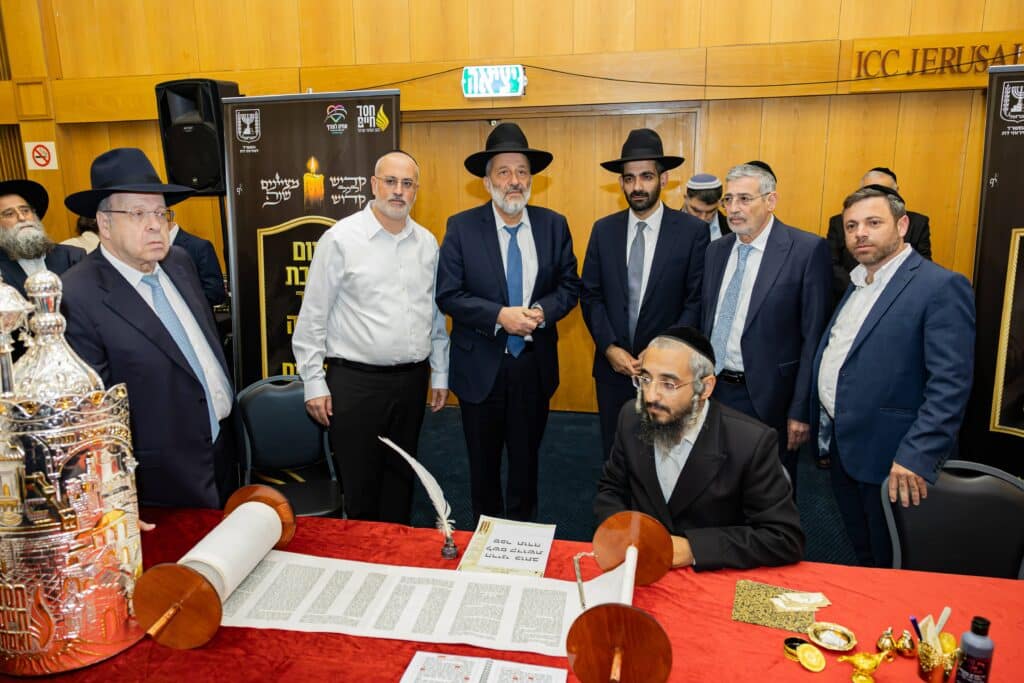 אלפים בערב זיכרון לנרצחים והנופלים במלחמת חרבות ברזל