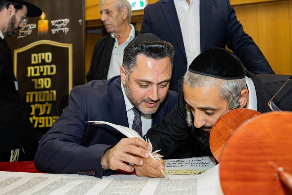 אלפים בערב זיכרון לנרצחים והנופלים במלחמת חרבות ברזל