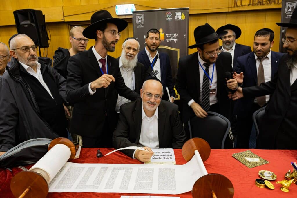 אלפים בערב זיכרון לנרצחים והנופלים במלחמת חרבות ברזל