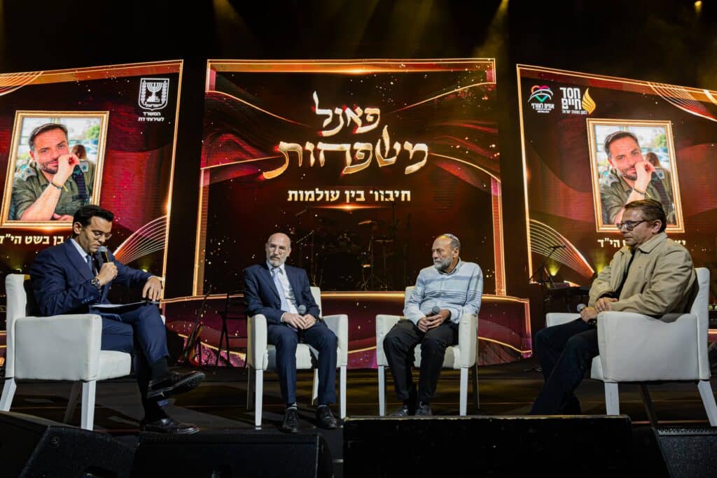 אלפים בערב זיכרון לנרצחים והנופלים במלחמת חרבות ברזל